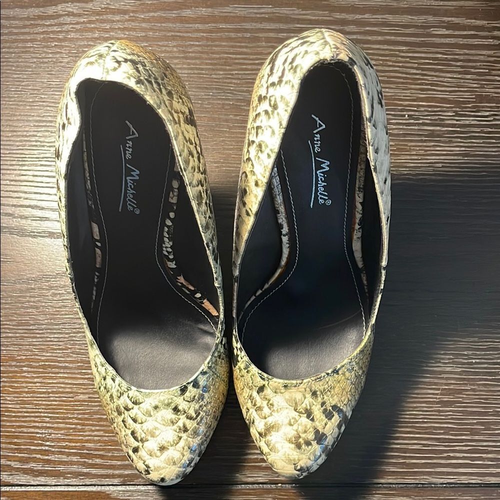 Anne Michelle Women's Snakeskin Pumps - Picture 5 of 9